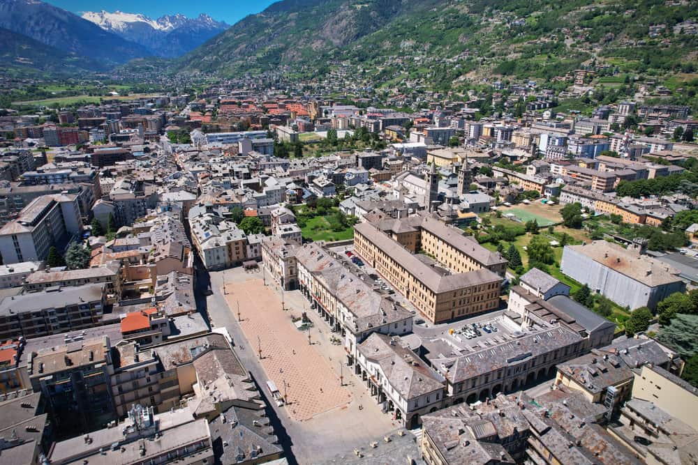 Veduta aerea del centro storico di Aosta e Piazza Chanoux, rappresentativa della zona operativa per traslochi in Valle d'Aosta.